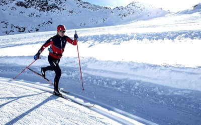 Неотъемлемые элементы лыжной экипировки: горнолыжные костюмы, ботинки и аксессуары