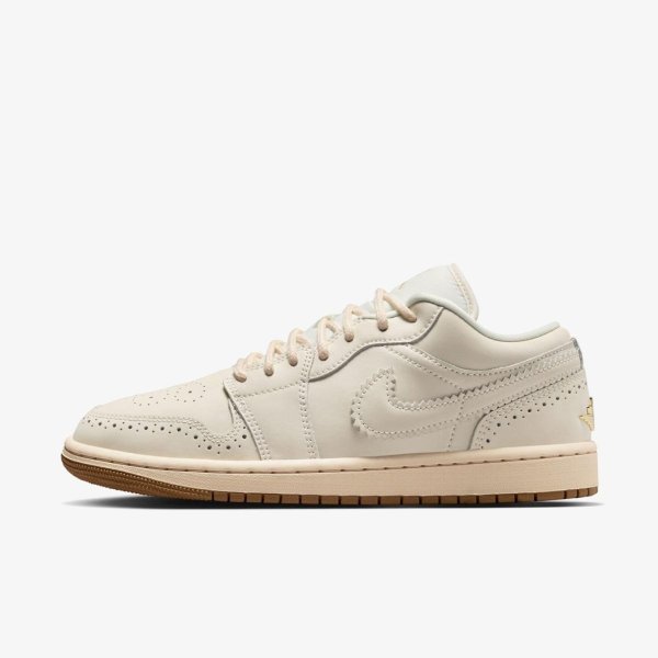 Женские кроссовки NIKE WMNS AIR JORDAN 1 LOW SE