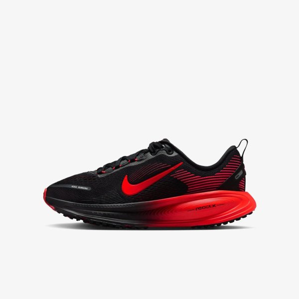 Дитячі кросівки NIKE VOMERO 18 (GS) «Black/Bright Crimson»