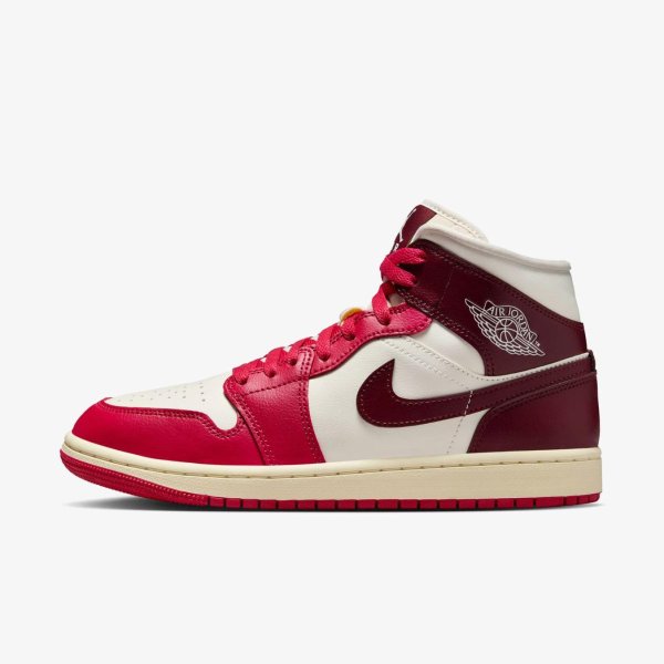 Женские кроссовки WMNS AIR JORDAN 1 MID