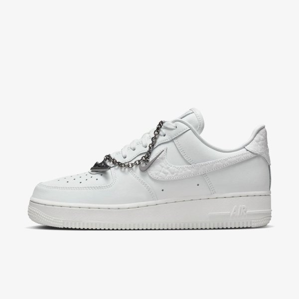 Жіночі кросівки NIKE WMNS AIR FORCE 1 07 SUMMIT WHITE / METALLIC SILVER