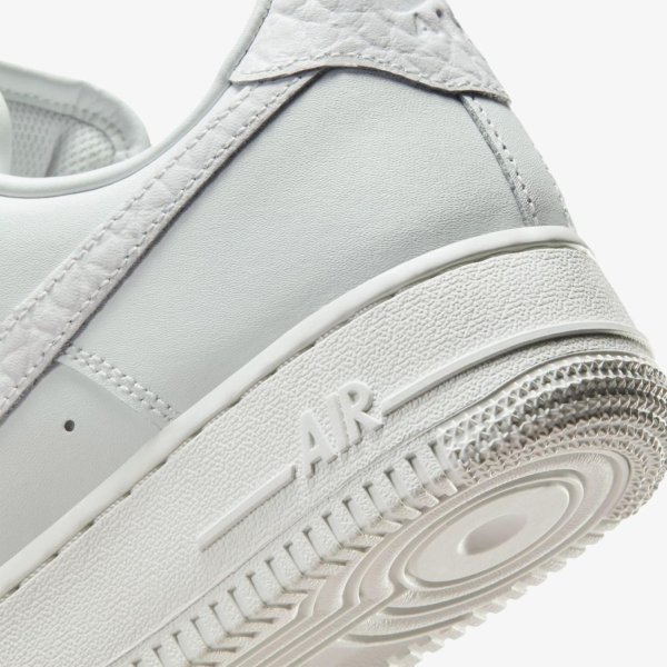 Жіночі кросівки NIKE WMNS AIR FORCE 1 07 SUMMIT WHITE / METALLIC SILVER