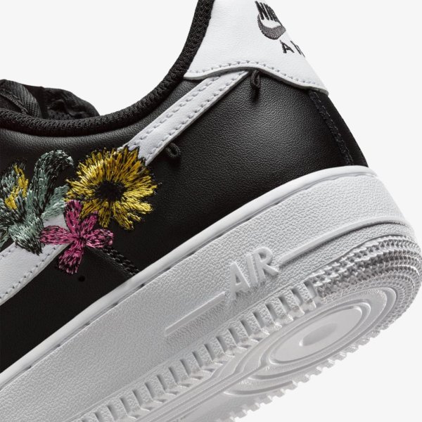 Жіночі кросівки NIKE WMNS AIR FORCE 1 07 PREMIUM NOW ACCEPTING ALL FLOWERS