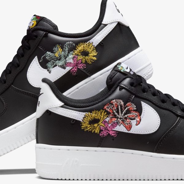 Жіночі кросівки NIKE WMNS AIR FORCE 1 07 PREMIUM NOW ACCEPTING ALL FLOWERS