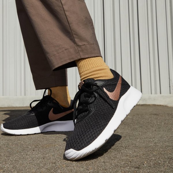 Женские кроссовки NIKE WMNS TANJUN