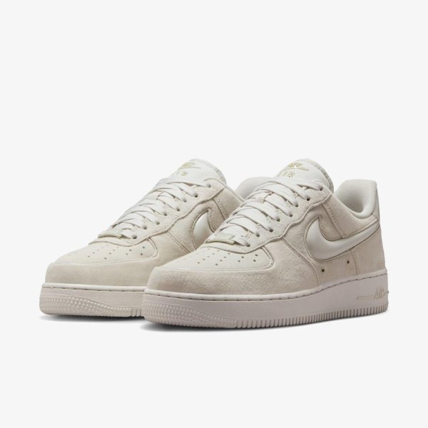 Жіночі кросівки NIKE WMNS AIR FORCE 1 07 SUEDE PACK LIGHT BONE