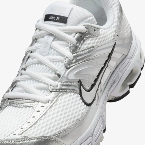 Жіночі кросівки NIKE WMNS AIR MAX MOTO 2K WHITE / METALLIC SILVER