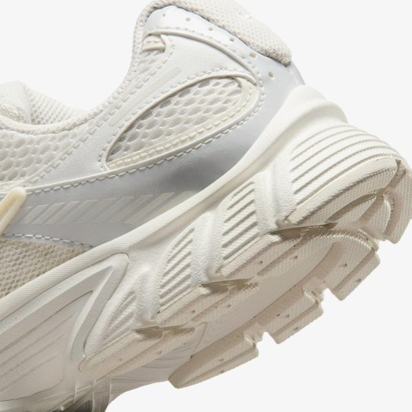 Жіночі кросівки NIKE W V5 RNR