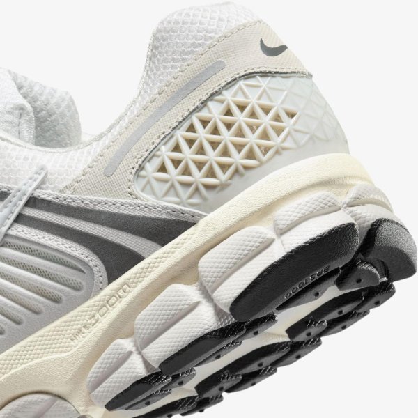 Чоловічі кросівки NIKE ZOOM VOMERO 5