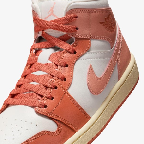 Женские кроссовки WMNS AIR JORDAN 1 MID