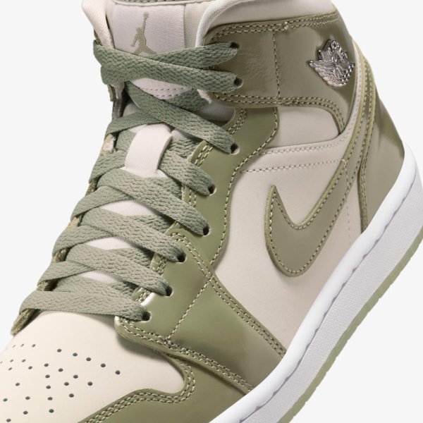 Женские кроссовки WMNS AIR JORDAN 1 MID SE