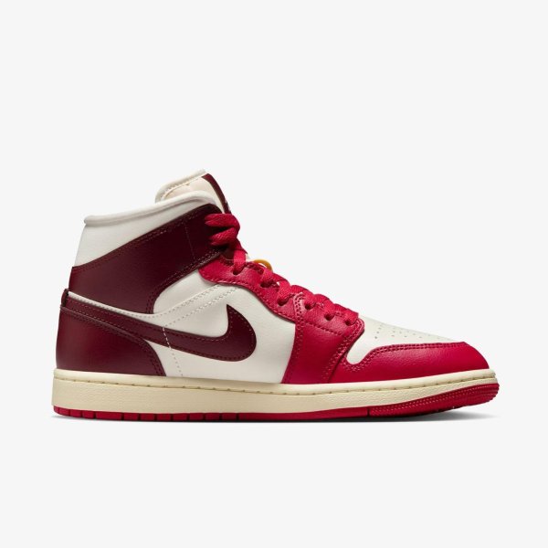 Женские кроссовки WMNS AIR JORDAN 1 MID