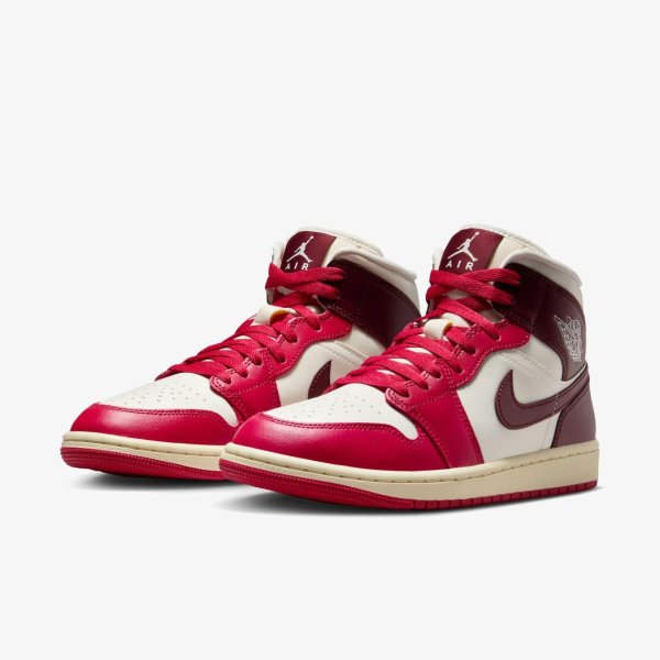 Женские кроссовки WMNS AIR JORDAN 1 MID
