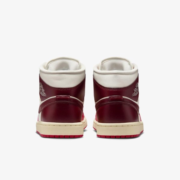 Женские кроссовки WMNS AIR JORDAN 1 MID