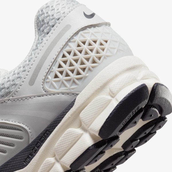 Женские кроссовки NIKE ZOOM VOMERO 5