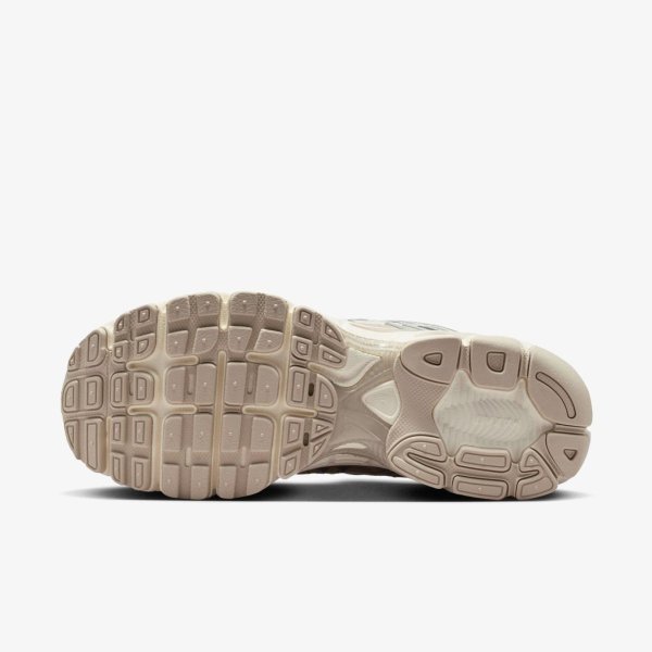Женские кроссовки NIKE WMNS AIR MAX MOTO 2K PALE IVORY / METALLIC SILVER