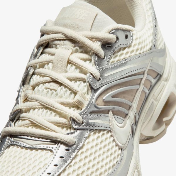Женские кроссовки NIKE WMNS AIR MAX MOTO 2K PALE IVORY / METALLIC SILVER