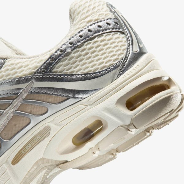 Женские кроссовки NIKE WMNS AIR MAX MOTO 2K PALE IVORY / METALLIC SILVER