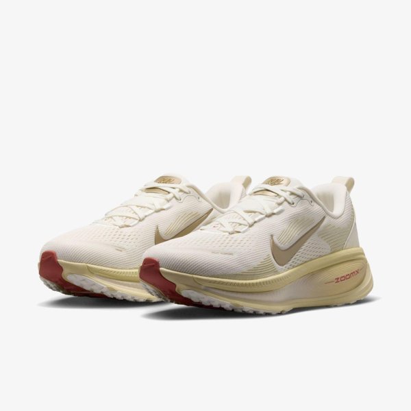 Женские кроссовки NIKE VOMERO 18