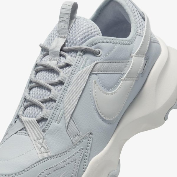 Женские кроссовки NIKE WMNS TC 7900 WOLF GREY