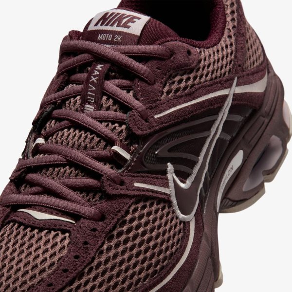 Женские кроссовки NIKE WMNS AIR MAX MOTO 2K SE BURGUNDY CRUSH