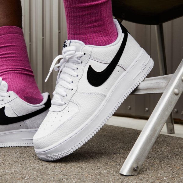 Чоловічі кросівки NIKE AIR FORCE 1 07 WHITE / BLACK