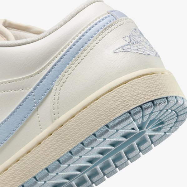 Женские кроссовки WMNS AIR JORDAN 1 LOW GHOST